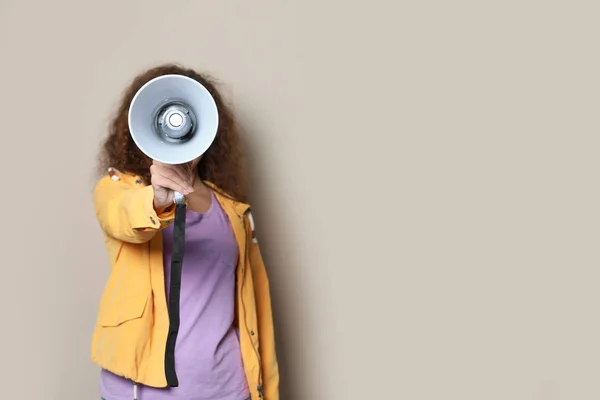 Mladá americká žena s megafon na barvu pozadí. Prostor pro text — Stock fotografie