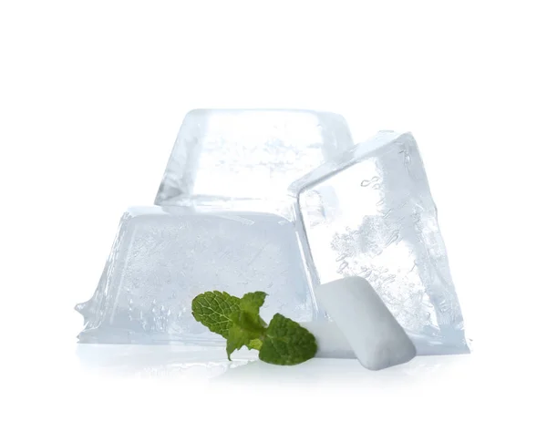 Fresh mint, chewing gums and ice cubes on white background — Stock Photo, Image