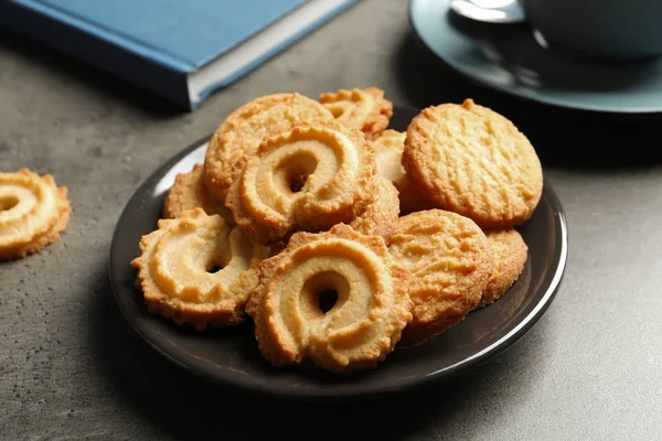 Placa con galletas de mantequilla danesa en la mesa — Foto de Stock