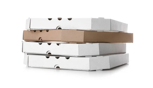 Empilement de boîtes à pizza en carton sur fond blanc — Photo