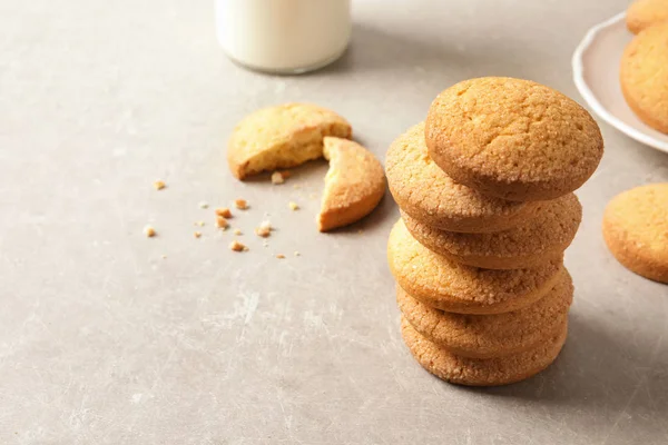 Montón de galletas de mantequilla danesa en la mesa. Espacio para texto — Foto de Stock