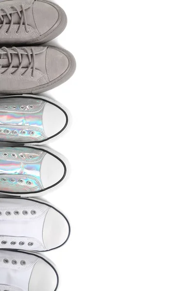 Διαφορετικά sneakers σε λευκό φόντο, το top view με χώρο για κείμενο — Φωτογραφία Αρχείου