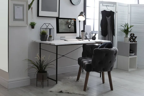 Local de trabalho elegante com computador moderno na mesa — Fotografia de Stock