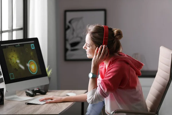 Joven mujer jugando videojuego en casa —  Fotos de Stock