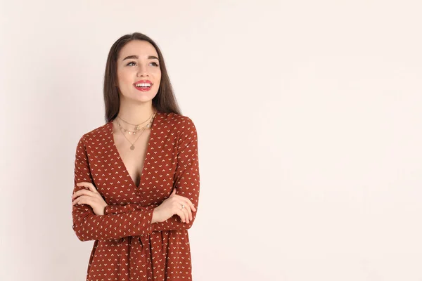 Retrato de bela jovem mulher em vestido elegante no fundo branco. Espaço para texto — Fotografia de Stock