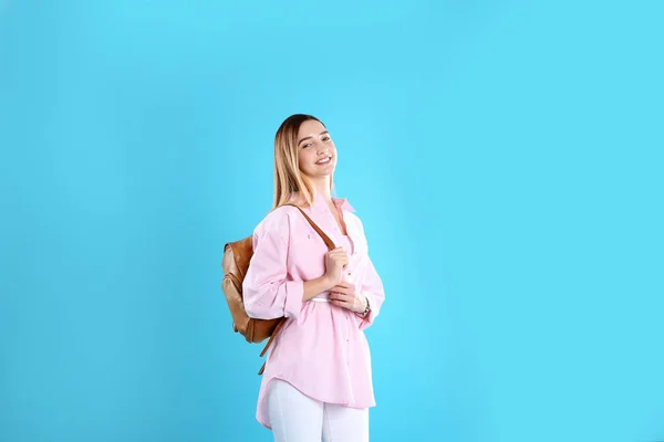 Chica adolescente con mochila en el fondo de color —  Fotos de Stock