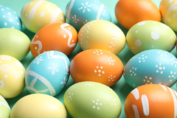 Molte belle uova di Pasqua dipinte come sfondo, primo piano — Foto Stock