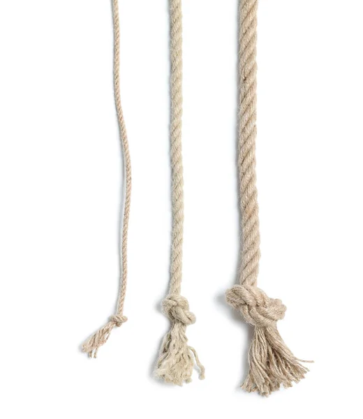 Различные хлопковые веревки с узлами на белом фоне Стоковое Фото