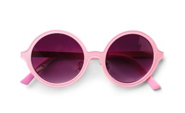 Beyaz arka plan üzerinde şık güneş gözlüğü. Plaj aksesuarları