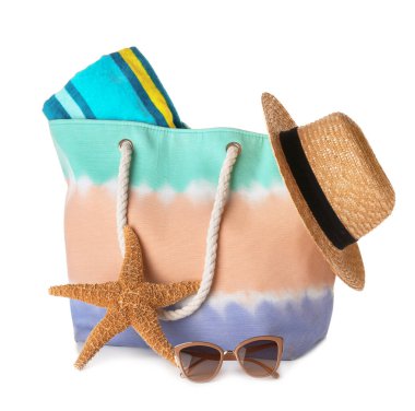 Beyaz arka plan üzerinde çanta ve plaj aksesuarları ile kompozisyon