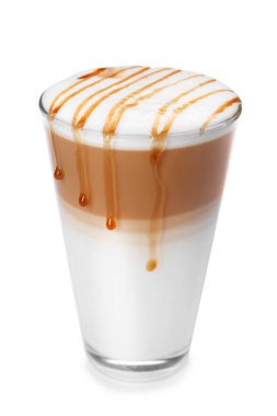 Beyaz zemin üzerine lezzetli karamel macchiato bardak