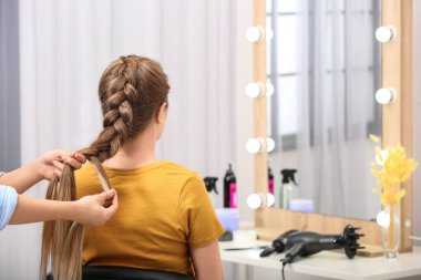 Profesyonel coiffeuse salonda müşterinin saç örgü