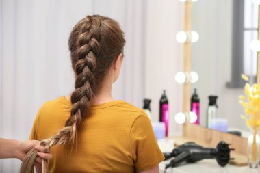 Profesyonel coiffeuse salonda müşterinin saç örgü
