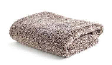 Taze yumuşak katlanmış havlu üzerinde beyaz izole