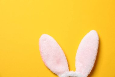 Komik Paskalya tavşan kulaklara renk arka plan, metin için yer ile Üstten Görünüm