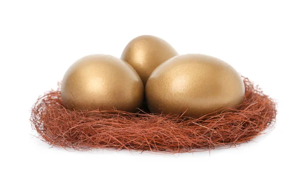 Gouden eieren in nest op witte achtergrond — Stockfoto