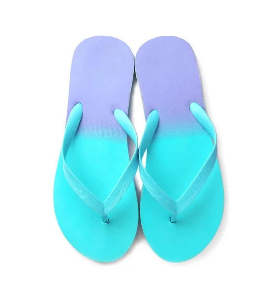 Chanclas brillantes sobre fondo blanco, vista superior. Accesorios de playa — Foto de Stock