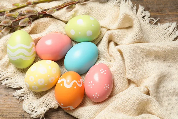 Composición plana con huevos de Pascua pintados sobre mesa de madera, espacio para texto —  Fotos de Stock