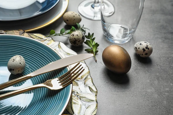 함께 축제 부활절 테이블 설정 계란 색 배경 — 스톡 사진