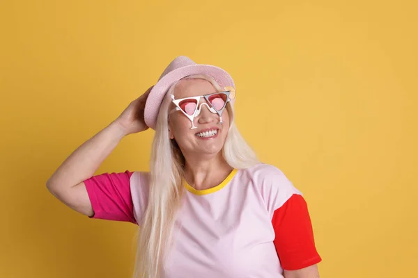 Retrato de mujer madura en traje hipster sobre fondo de color — Foto de Stock