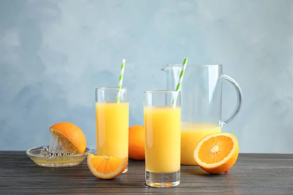 Složení s pomerančovým džusem a čerstvé ovoce na stole — Stock fotografie