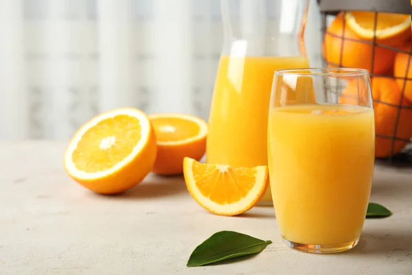 Komposition mit Orangensaft und frischem Obst auf dem Tisch, Platz für Text — Stockfoto