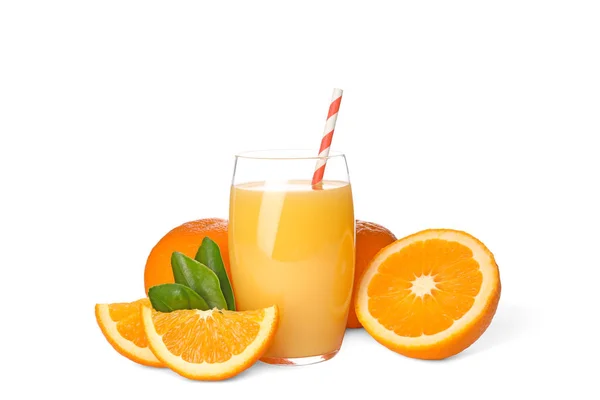 Glas sinaasappelsap en verse vruchten op witte achtergrond — Stockfoto