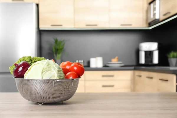 Verduras frescas sobre mesa de madera en cocina. Espacio para texto — Foto de Stock