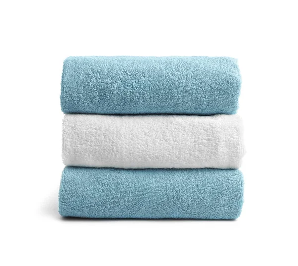 Στοίβα από καθαρό μαλακό πετσέτες σε λευκό φόντο — Φωτογραφία Αρχείου