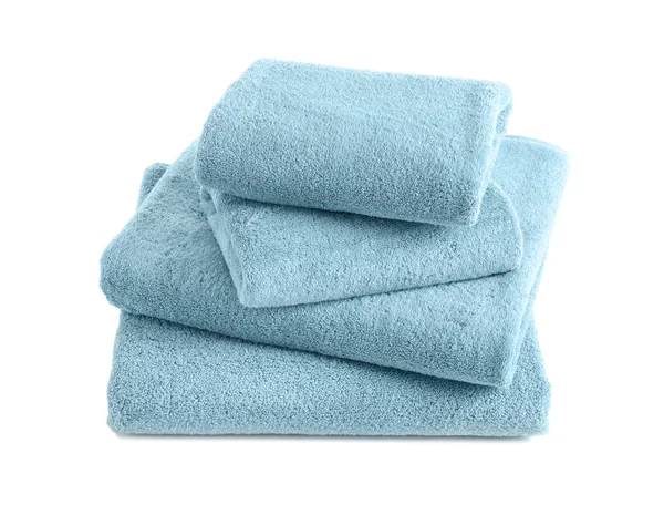 Montón de toallas suaves limpias sobre fondo blanco —  Fotos de Stock