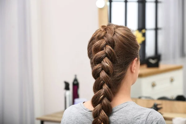 Donna con capelli intrecciati in salone professionale — Foto Stock