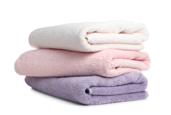 Składane ręczniki frotte miękki na białym tle — Zdjęcie stockowe