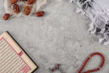 Müslüman tespih, Kur'an-ı Kerim ve gri arka plan üzerinde metin için yer düz yatıyordu kompozisyonu
