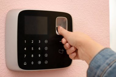 Alarm sistemi, closeup üzerinde parmak izi tarama kadın