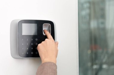 Alarm sistemi kapalı, closeup üzerinde parmak izi tarama kadın. Metin için yer