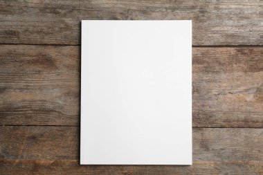Broşür ahşap arka plan, üstten görünüm üzerinde boş kapak ile. Tasarım için alay