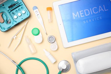 Renk arka plan üzerinde tıbbi nesnelerle düz yatıyordu kompozisyon