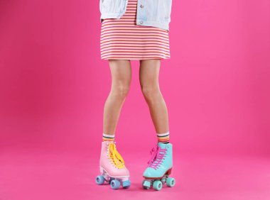 Retro tekerlekli paten renk arka plan, closeup üzerinde olan kadın