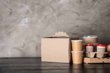 Tablo, metin için yer çeşitli paket kapsayıcılarında. Gıda dağıtım hizmeti