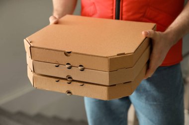 Pizza kutuları kapalı, tatlı adam. Gıda dağıtım hizmeti