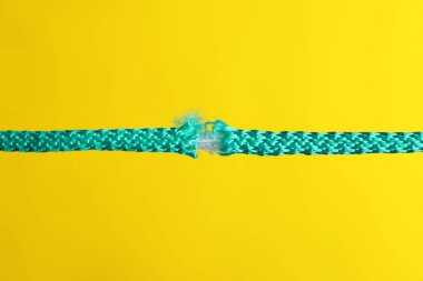 Bir renk arka plan üzerinde mavi ip kopma