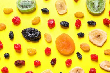 Renk arka plan üzerinde farklı Kuruyemiş ile düz yatıyordu kompozisyon. Sağlıklı yaşam tarzı