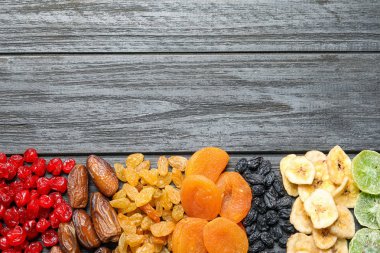 Ahşap arka plan, metin için yer ile üstten görünüm üzerinde farklı Kuruyemiş. Sağlıklı yaşam tarzı