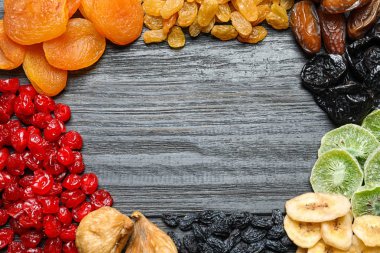 Farklı Kuruyemiş, düz ahşap arka plan üzerinde yapılmış çerçeve metin için yer yatırın. Sağlıklı yaşam tarzı