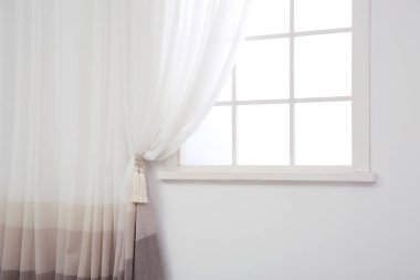 Modern pencere perde odasında, metin için yer. Ev iç