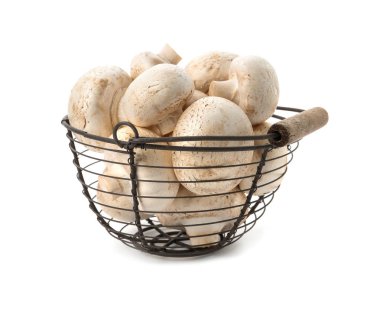 Taze çiğ champignon mantar beyaz arka plan ile sepet