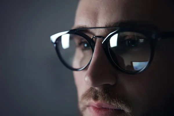 Homem jovem usando óculos no fundo de cor, close-up. Serviço de Oftalmologia — Fotografia de Stock