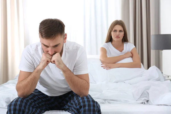 Молодая пара с проблемами в отношениях игнорирует друг друга в спальне — стоковое фото
