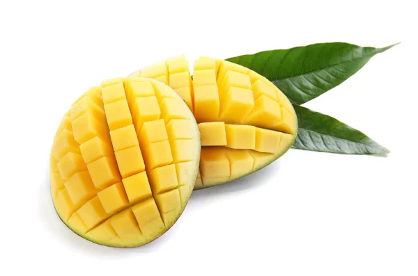Érett mangó vágott fehér háttér. Trópusi gyümölcs — Stock Fotó