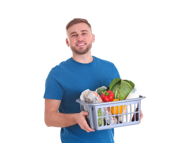 Entrega homem segurando caixa de plástico com produtos alimentares no fundo branco — Fotografia de Stock